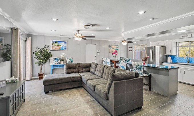 South Side House | Pet&Family-Friendly | Newly Remodeled 4BR/2BA house | @Downtown& 8 mins to beach