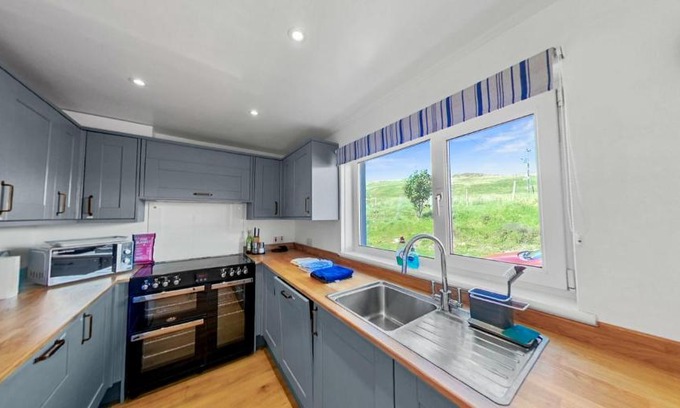 Farr Villa | Pet Friendly 1Br Modernised Cottage with Fibre WiFi