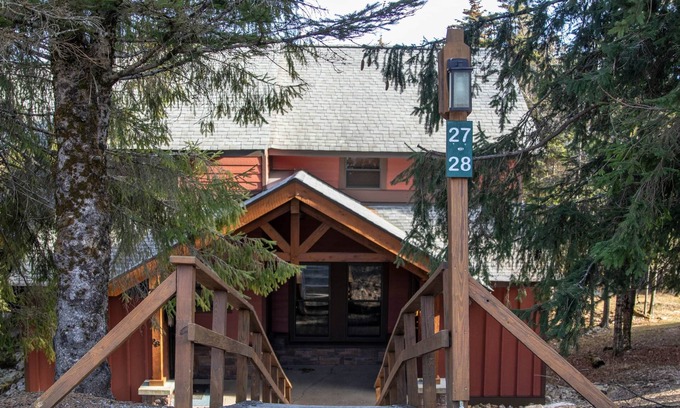 Snowshoe Ski Chalet | PET FRIENDLY 2br/2ba Tree Top -walk to ski/village