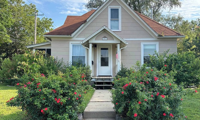 Manhattan House | Pet-Friendly 2BR | Fenced Yard | Near K-State & Aggieville