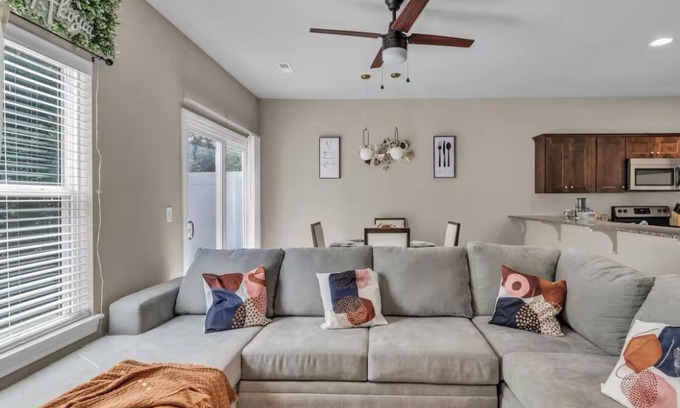 Waldron House | Pet friendly 3-bedroom townhome in North Kansas City close to Airport