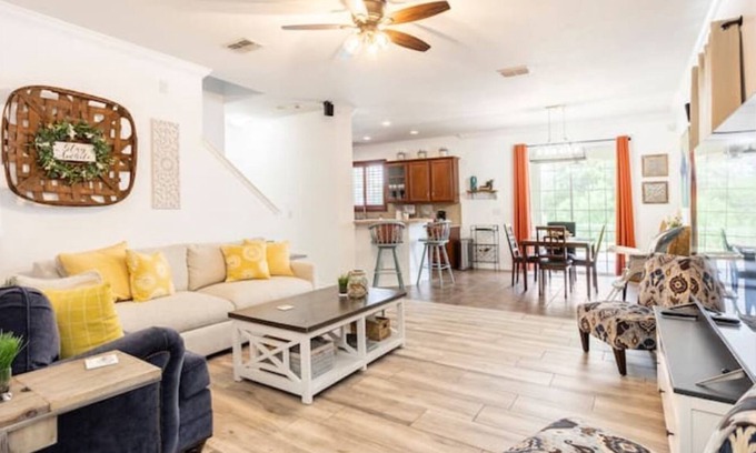 Wesley Chapel South House | Pet Friendly 3B/R in Tampa-close 2 Clearwater beaches/Wiregrass/Epperson Lagoon.