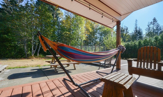 Courtenay House | Pet Friendly 3bed w/Pool Table, Backyard Creek