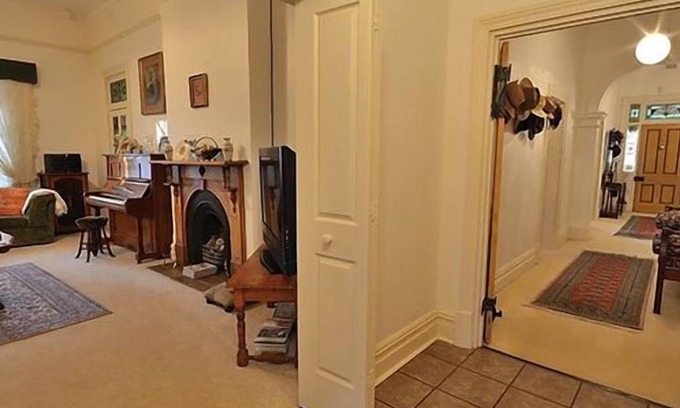 Napperby Bed & Breakfast | Pet Friendly 4 BR 1900's Country Villa accommodating up to nine guests.