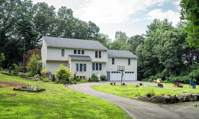 Lincoln House | Pet-Friendly 4BR | Fireplace, Patio and BBQ