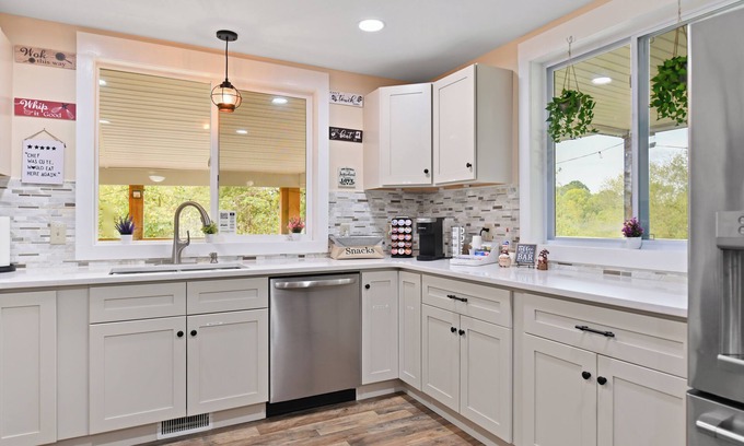 Lancaster House | Pet Friendly, 5 Beds near Lancaster w/King Bed, Fire Pit, Hot Tub, A/C, Game Rm