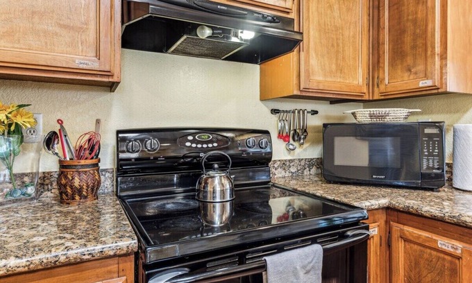 Union City House | Pet Friendly, 5m to Niles District, Pool Table