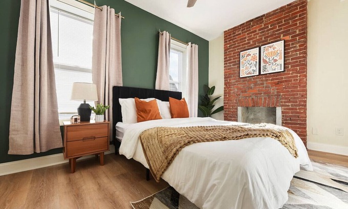 Point Breeze North House | Pet Friendly+6Br+Free Parking+5 Min From Bakery Sq