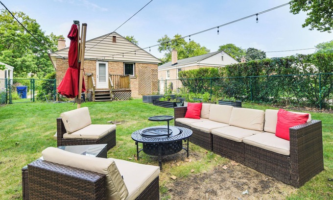 Evanston House | Pet-Friendly Abode, 2 Mi to Dtwn Evanston!