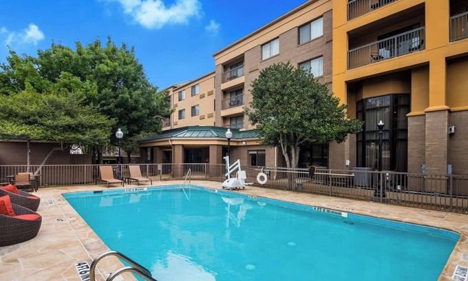 Richardson Hotel | Pet-Friendly Accommodation Near Quorum Park, Outdoor Pool, Free Parking!