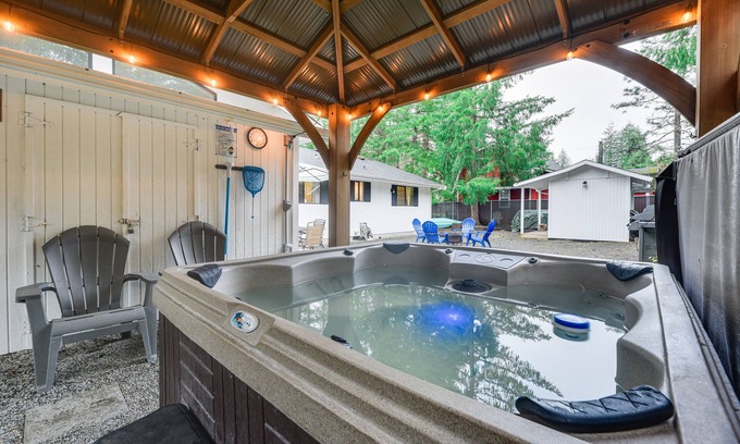 Paradise Estates House | Pet-Friendly Ashford Rainier Home: Hot Tub, Kayaks