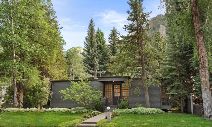 West End House | Pet Friendly Aspen Oasis with Exceptional Location
