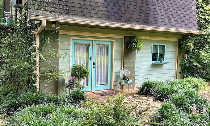 Athens House | Pet-Friendly Backyard Studio Retreat