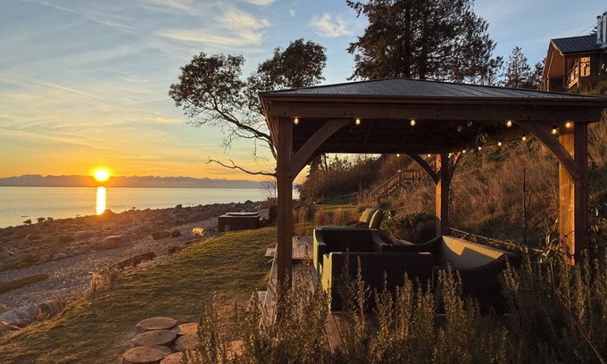 Powell River House | Pet Friendly Beachfront Escape, Sauna (add on), Hot Tub, Fireplace & Storm Views