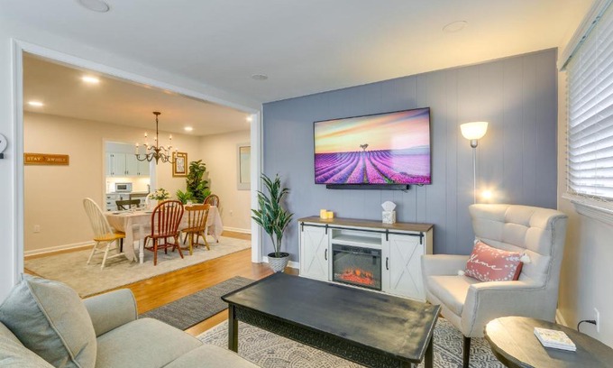 Berryville House | Pet-Friendly Berryville Home Walk to Main Street!