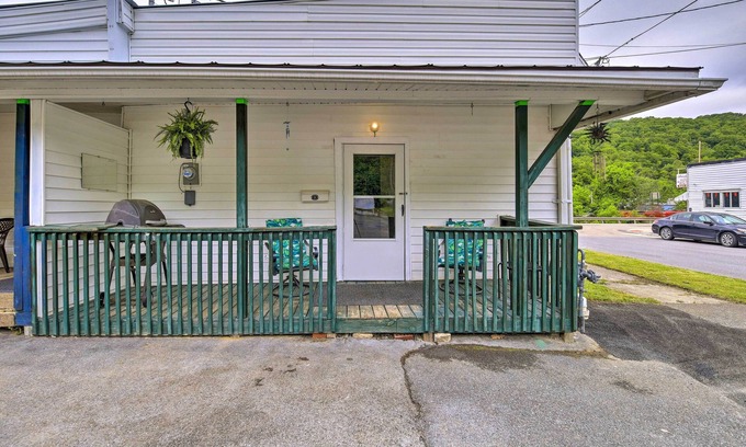 Bluefield Apartment | Pet-Friendly Bluefield Apartment w/Porch!