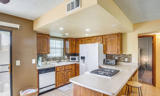 Bullhead City Condo | Pet-Friendly Bullhead City Condo w/Pool Access!