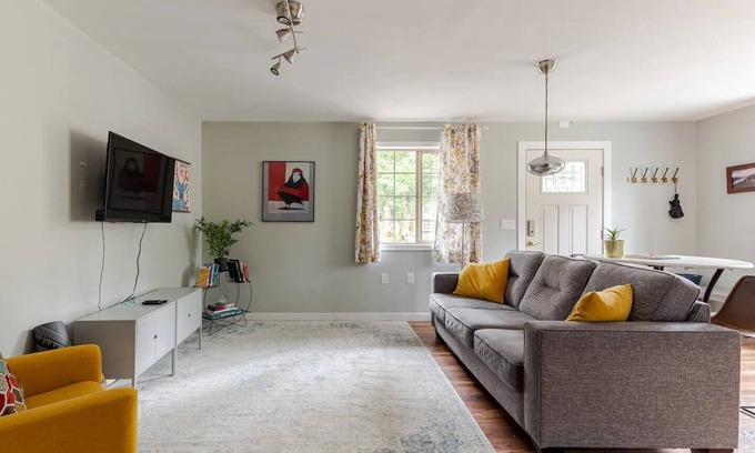 North Bonneville Apartment | Pet Friendly Couples Getaway @ Beacon Rock+NoBo