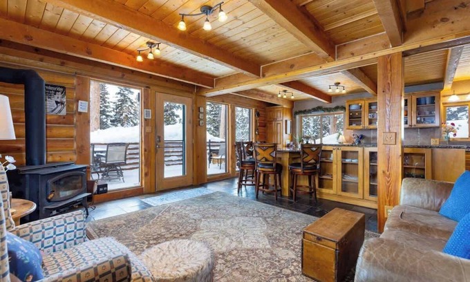 Quandary Village Cabin | Pet-Friendly Cabin with Hot Tub & Stunning Views