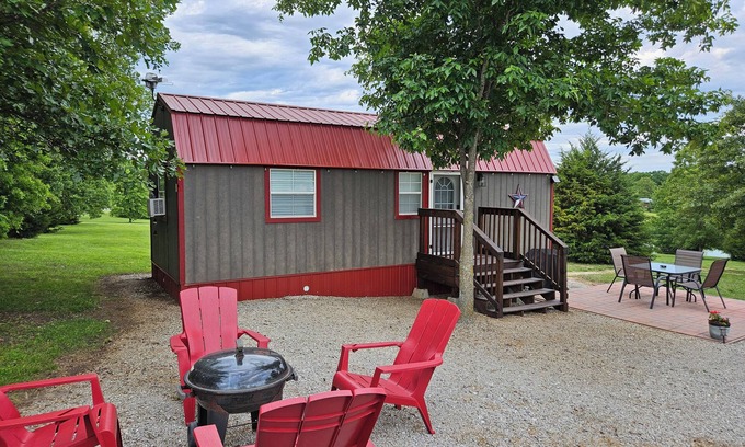 Warsaw Cabin | Pet friendly cabin with King bed -new listing