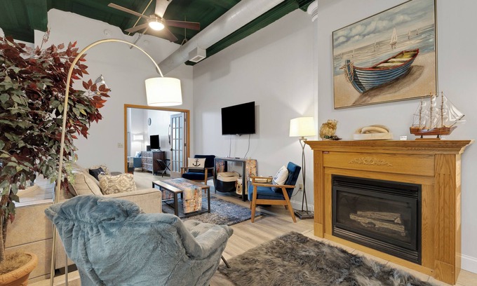 Canal Park Condo | Pet-Friendly Canal Park Condo|Near Lakewalk| Pool| Sauna| Gym