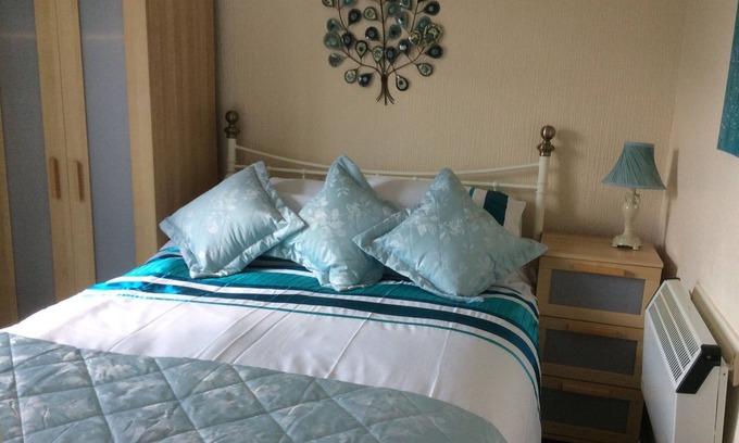 Kilkhampton Ski Chalet | Pet Friendly Chalet.4The Hillside Penstowe Park