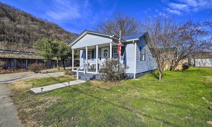 Tad Cottage | Pet-friendly Charleston Home w/Fenced Yard!