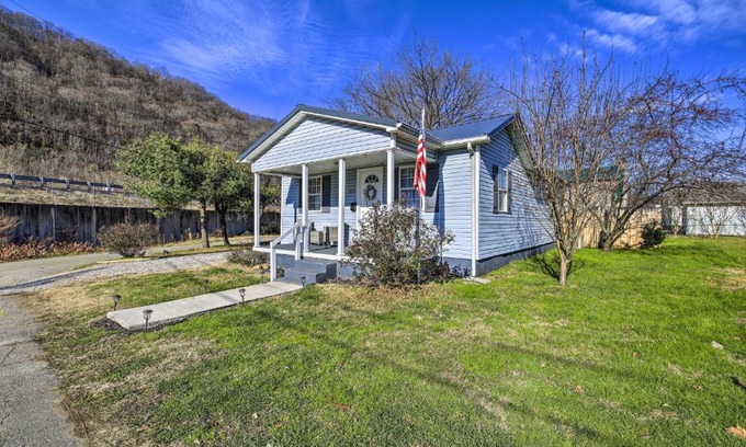 Tad House | Pet-Friendly Charleston Home with Fenced Yard!