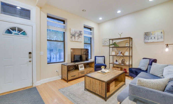 Lower West Side Condo | Pet-Friendly Chicago Getaway w/Free Parking!