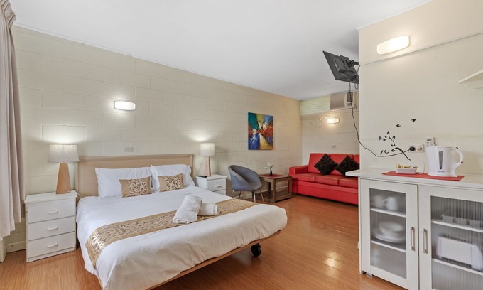 Strathmerton Hotel | Pet friendly - Classic Country Motel Room near Murray, Wifi