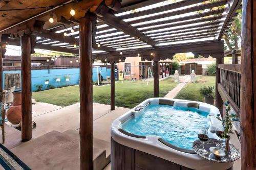 Clovis House | Pet-Friendly Clovis Home Yard, Pergola and Hot Tub