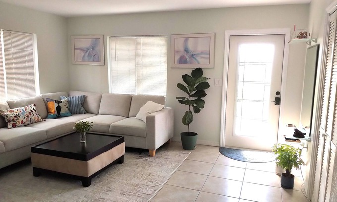 Englewood House | Pet-Friendly Coastal Cottage Sleeps 4 1 B/1 B 2 miles to the Beach Boat Ramp