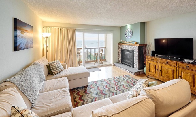 Logsden Condo | Pet Friendly Condo With Great Ocean Views. Pool And Hot Tub. Close To Chinook Winds Casino.