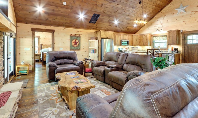Copperhill Cabin | Pet-Friendly Copperhill Cabin Getaway w/ Hot Tub!