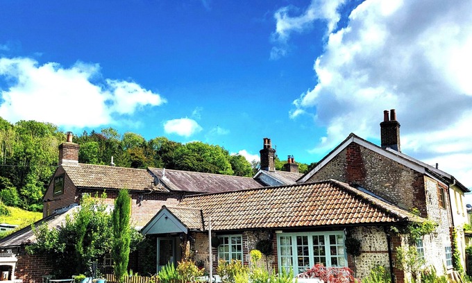 Dorchester House | Pet Friendly - Countryside - Parking - Gardens