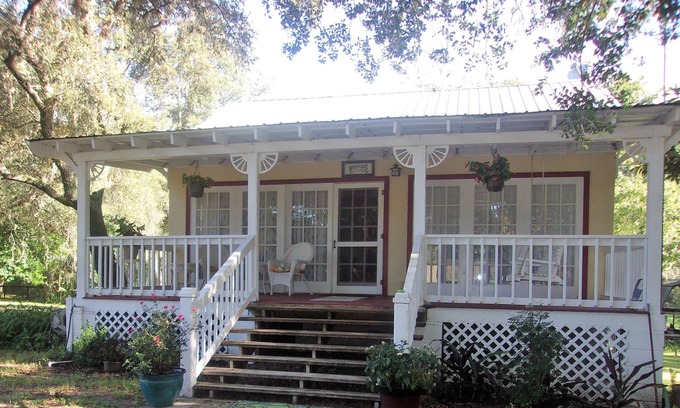 Eustis House | Pet friendly Country Bungalow under the Oaks