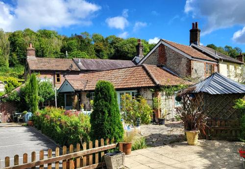 Dorchester House | Pet Friendly - Countryside - Parking - Gardens
