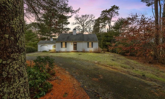 Cotuit House | Pet Friendly Cozy Cotuit Cottage 5 minutes away from the beach!