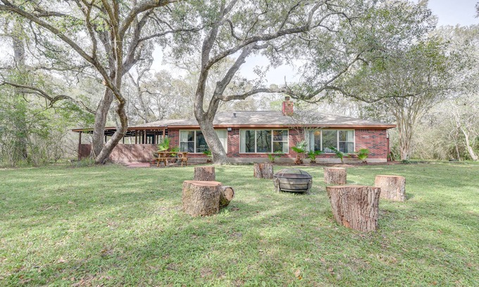 Damon House | Pet-Friendly Damon Home w/ Hot Tub & Yard!