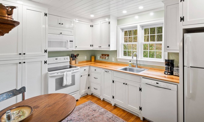 Batesville Cottage | Pet-Friendly Devon Cottage at Ivy Cottages