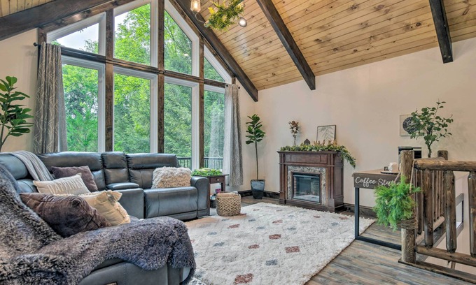 Delta Cabin | Pet-Friendly Delta Cabin w/Private Hot Tub!