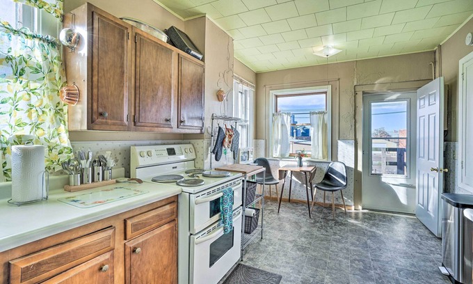Hettinger Apartment | Pet-Friendly Downtown Hettinger Apt w/Yard!
