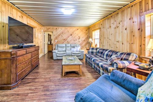 Ellijay House | Pet-Friendly Ellijay Escape with Yard and Grill!
