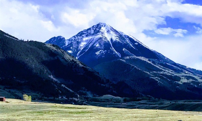 Livingston Cabin | Pet friendly Emigrant Pk Cabin 30 mins - Yellowstone. 5 mins to Chico ht springs