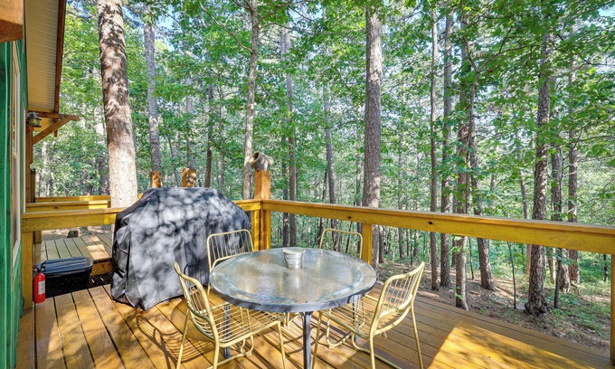 Eureka Springs Cabin | Pet-Friendly Eureka Springs Rental w/Private Deck