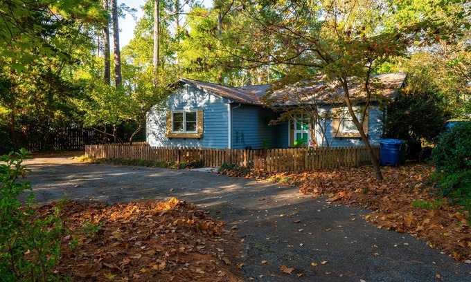 Wilmington House | Pet Friendly Family Oasis w/Hot Tub & Fireplacenn