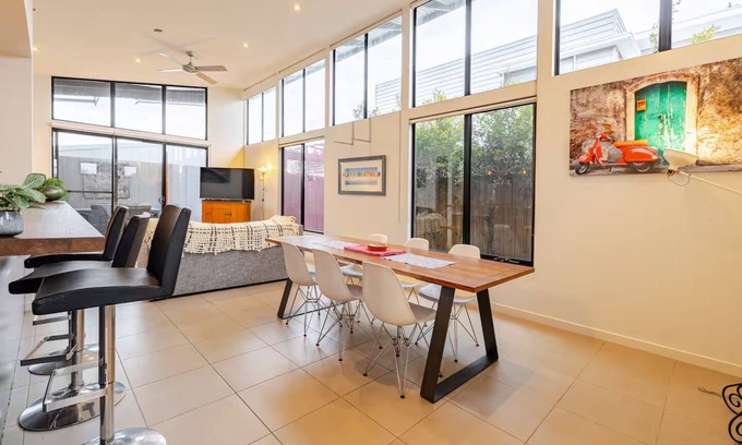 Geelong West House | Pet Friendly, Flex Check-In/Out, Australiana Touch
