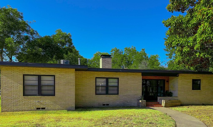 Oak Cliff House | Pet Friendly, Furnished Mid Century Home With Fenced Backyard