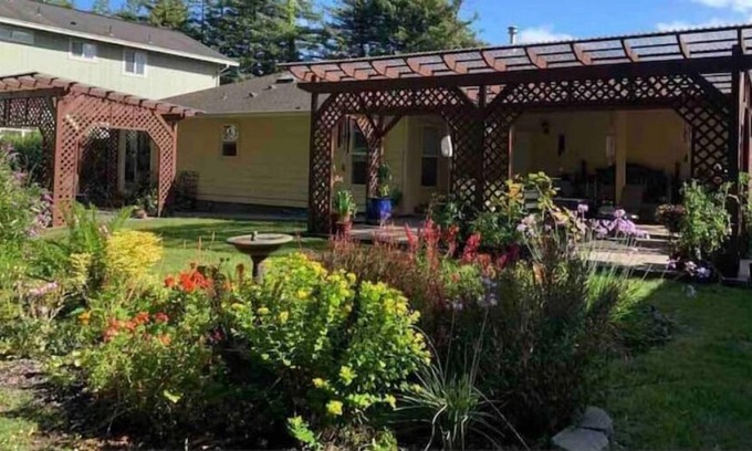 Rio Dell House | Pet Friendly Garden House with Patio & Redwoods