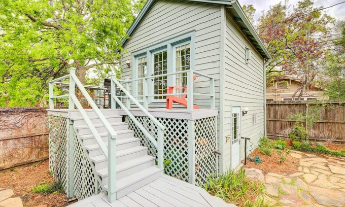 Woodland Heights Apartment | Pet-Friendly Garden Studio in Woodland Heights!